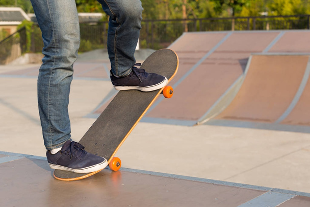 skateboarder practicing on ramp   - Foto, afbeelding