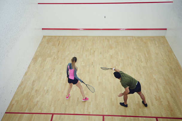 zwei Freunde spielen zusammen Squash - Foto, Bild