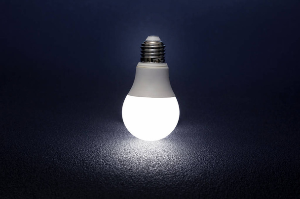 lámpara led moderna se enciende sobre un fondo oscuro
 - Foto, Imagen