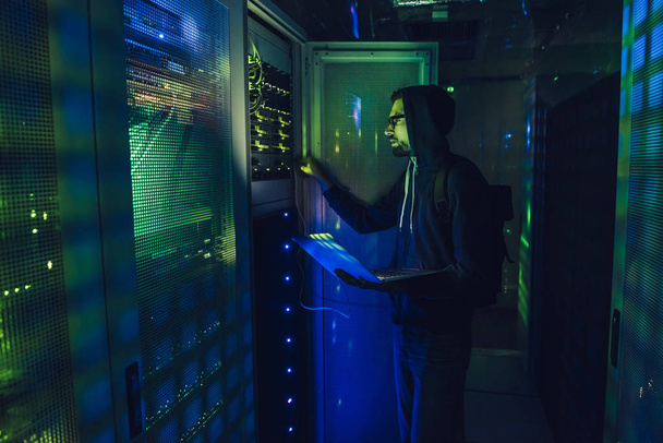 Hacker in data centre - Fotoğraf, Görsel