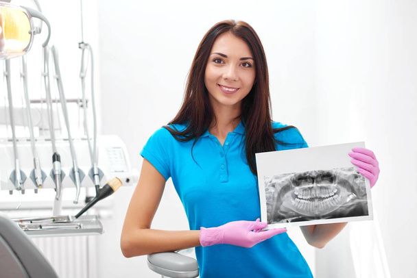 Professional female dentist at work - Zdjęcie, obraz