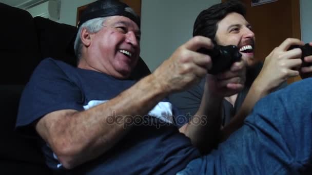 Батько і син грають у відеоігри
 - Кадри, відео