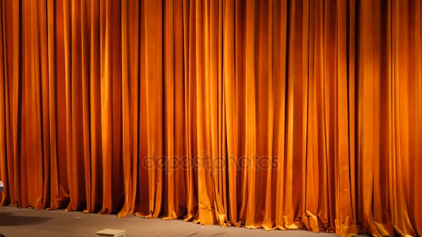 A cortina amarela. Cenas teatrais com luz dos holofotes na posição fechada
 - Filmagem, Vídeo