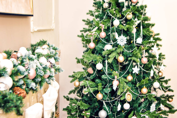 Año Nuevo decoración de Navidad habitación interior de abeto y chimenea accesorios festivos
 - Foto, imagen
