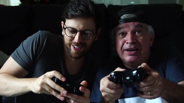 Πατέρας και γιος παίζουν βιντεοπαιχνίδι - Πλάνα, βίντεο