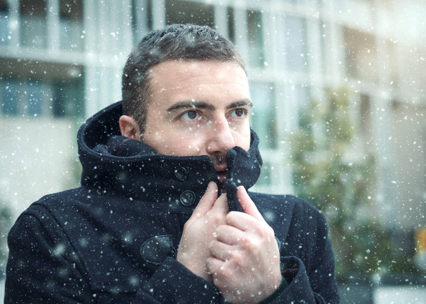 Mężczyzna na co dzień ubrany w mieście na zimowy dzień sezonowe - Zdjęcie, obraz