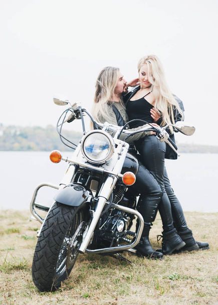 Bir motosiklet bir deri ceketler, Çift  - Fotoğraf, Görsel