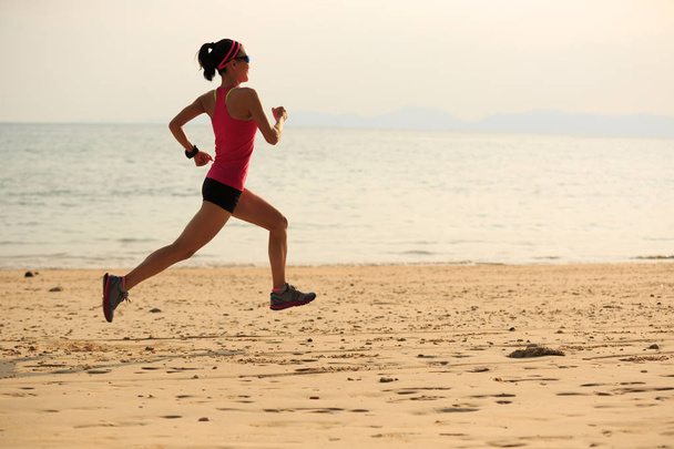 young woman running on sandy beach - Foto, Imagem