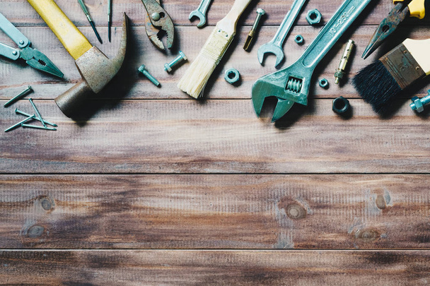 Grungy oude tools op een houten achtergrond  - Foto, afbeelding