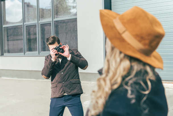 man with camera photographing girlfriend - Foto, Bild