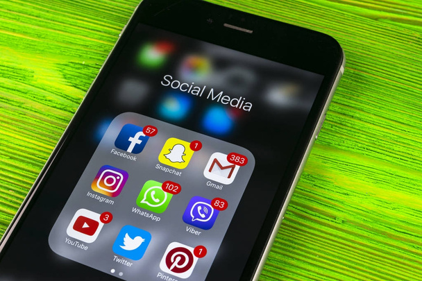 Apple iPhone 7 on wooden table with icons of social media facebook, instagram, twitter, snapchat application on screen. Smartphone Starting social media app. - Φωτογραφία, εικόνα
