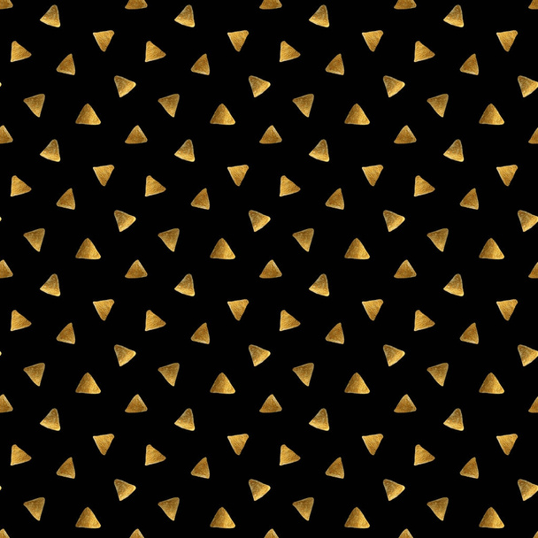 rommelig gouden driehoeken op een zwarte achtergrond.  - Foto, afbeelding