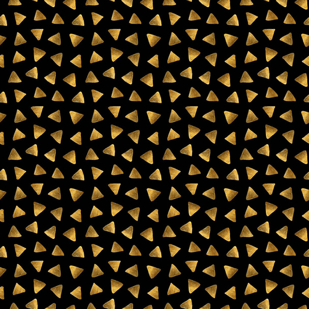 rommelig gouden driehoeken op een zwarte achtergrond. - Foto, afbeelding