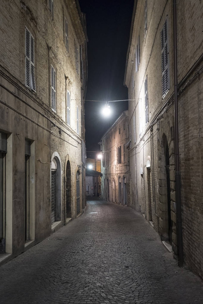 Fermo (Marcas, Italia) de noche
 - Foto, Imagen