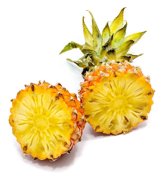 Ananas (ananas) na białym tle - Zdjęcie, obraz