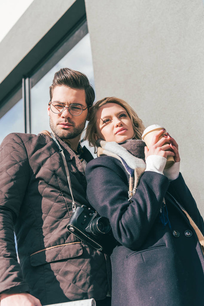 couple with coffee to go and camera - Valokuva, kuva