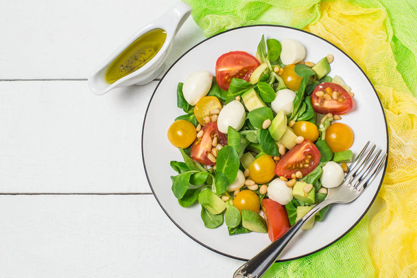 Salade fraîche avec mozzarella, tomates, avocat et laitue
  - Photo, image