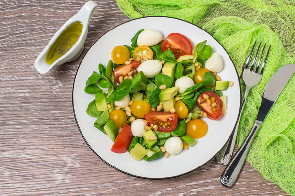 Salade fraîche avec mozzarella, tomates, avocat et laitue
  - Photo, image
