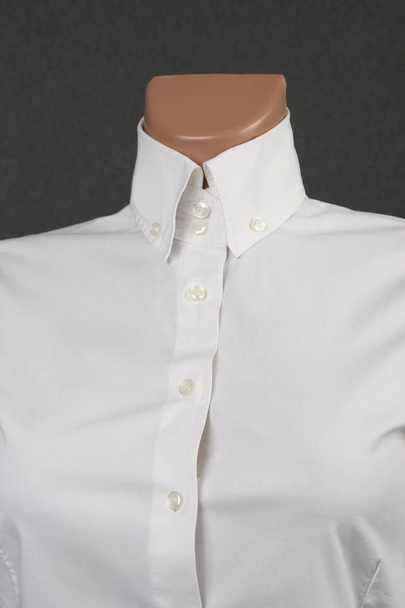 Klasyczna damska biała koszula na szarym tle - Zdjęcie, obraz