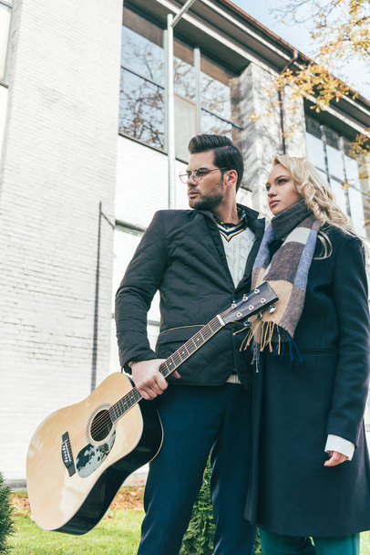 casal em roupa de outono com guitarra
 - Foto, Imagem