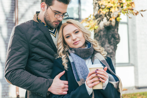 young couple with coffee to go - Zdjęcie, obraz
