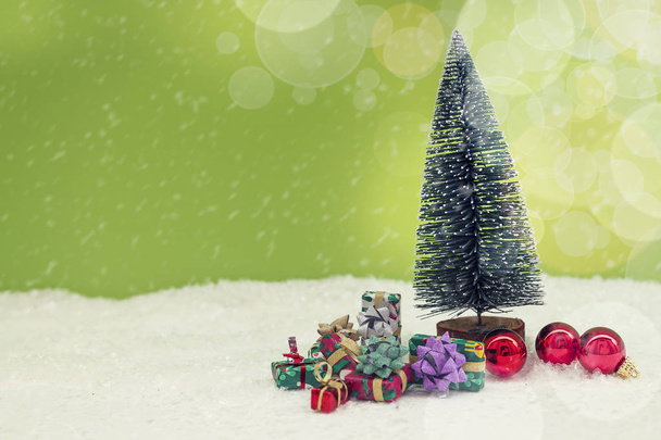 miniaturní vánoční stromek s barevnými dárky - Fotografie, Obrázek