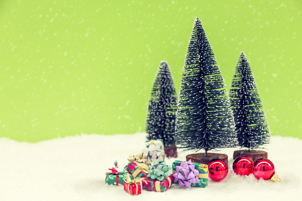 miniatura de árboles de Navidad con regalos de colores
 - Foto, Imagen