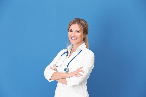 Doctor with stethoscope on color background - Fotoğraf, Görsel