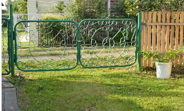 Zelená kovová brána s integrovanými - zahrada - Fotografie, Obrázek
