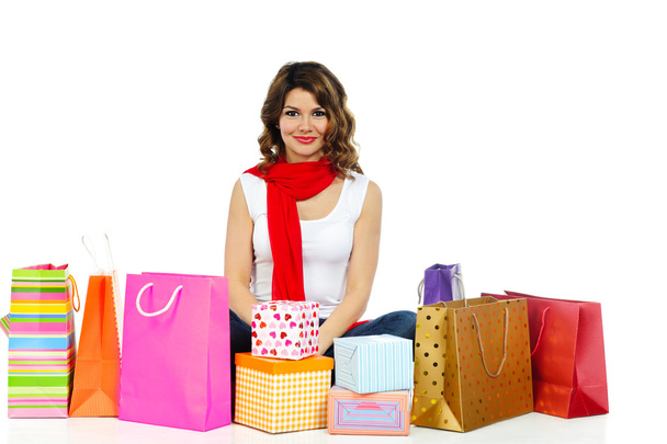 Hermosa mujer con cajas presentes y bolsas de compras aisladas
 - Foto, Imagen