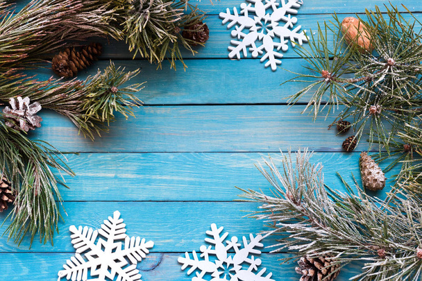 Weihnachtsdekoration auf blauem Holzhintergrund, Kopierraum flach gelegt - Foto, Bild