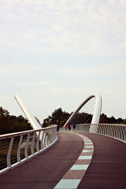 voetgangersbrug over de rivier tisza - Foto, afbeelding
