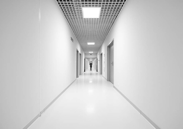 pitkä valkoinen tyhjä käytävä
 - Valokuva, kuva