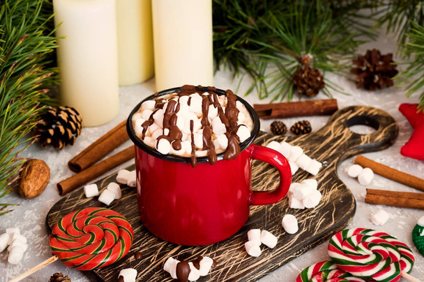 Cocoa with marshmallows and chocolate in a Christmas style - Foto, afbeelding