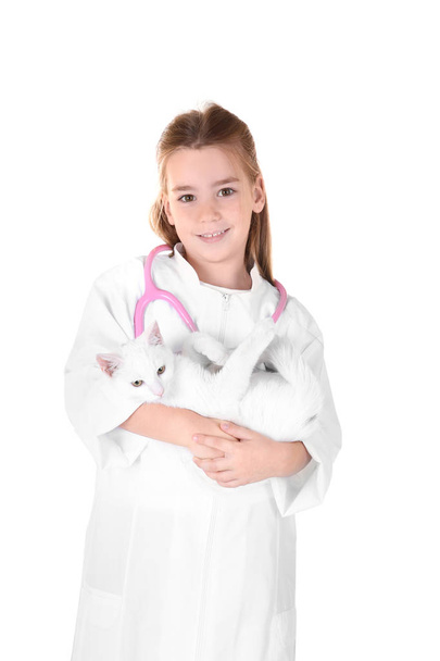 Niña con abrigo médico sosteniendo lindo gato, aislado en blanco
 - Foto, imagen