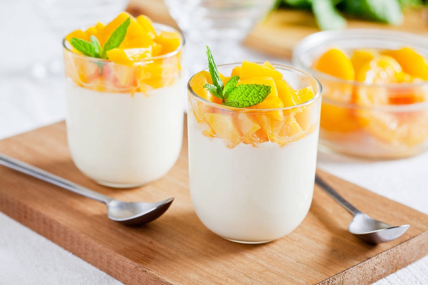 Glazen yoghurt met gepocheerde perzik - Foto, afbeelding