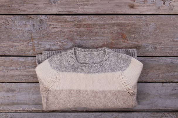 Jersey de lana doblado a rayas
 - Foto, imagen