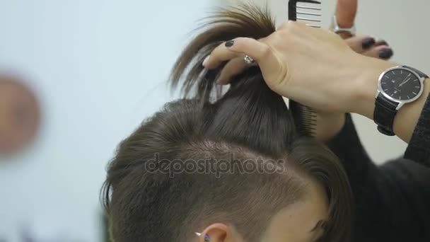 A cabeleireira mulher faz styling seu cabelo em cabelo curto
 - Filmagem, Vídeo