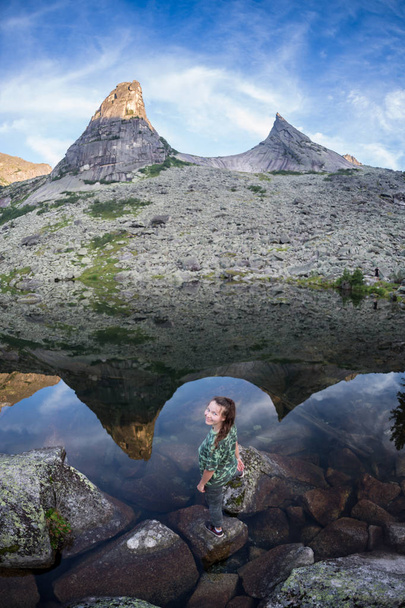 Nádherný pohled jezera umělců z nejfotografovanější jezera v Ergaki, Rusko - Fotografie, Obrázek