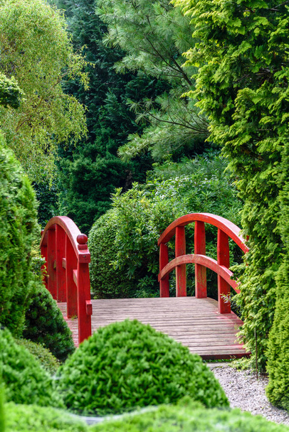 Puente en el jardín japonés
 - Foto, Imagen