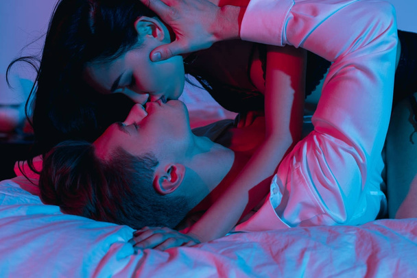 pár csók az ágyban - Fotó, kép