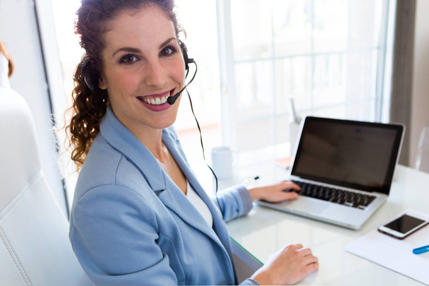Customer service operator talking on phone in the office. - Foto, Bild