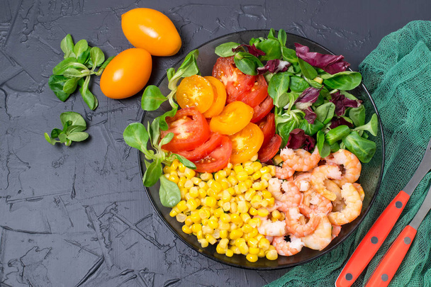 Здоровая миска для обеда с овощами и креветками
  - Фото, изображение