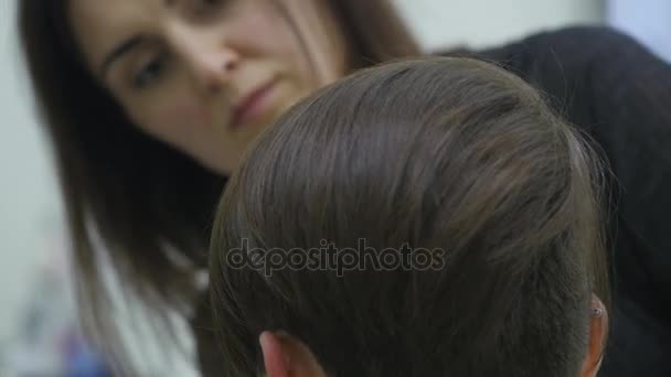 Женский парикмахер делает укладку волос на коротких волосах
 - Кадры, видео