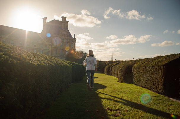 Fiatal lány séta a gyönyörű európai kert - Fotó, kép