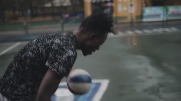 Der Mann allein spielt Basketball. Originalton. - Filmmaterial, Video