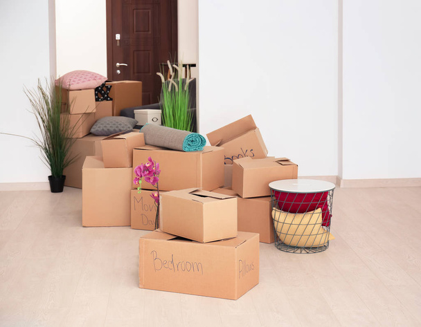 Moving boxes with stuff in room - Zdjęcie, obraz