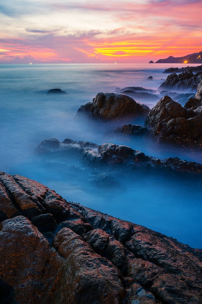 Морской закат или восход солнца с красочным небом и облаком в сумерках
 - Фото, изображение