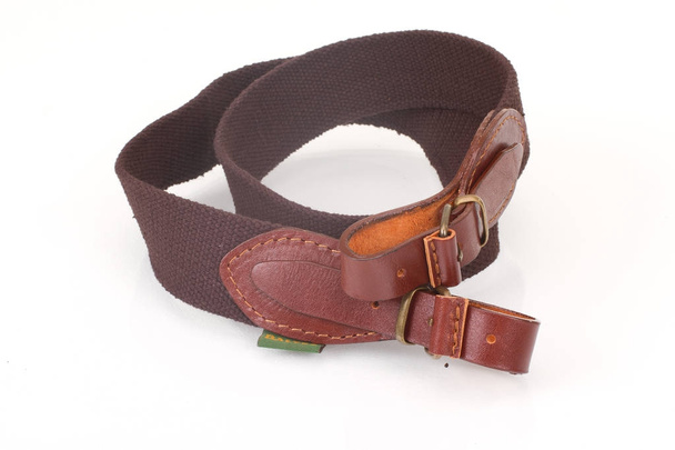 cinturón de cuero marrón blindado sobre fondo blanco aislado
 - Foto, imagen