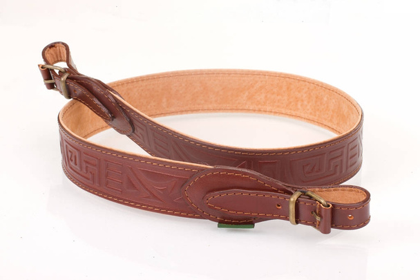cinturón de cuero marrón blindado sobre fondo blanco aislado
 - Foto, imagen